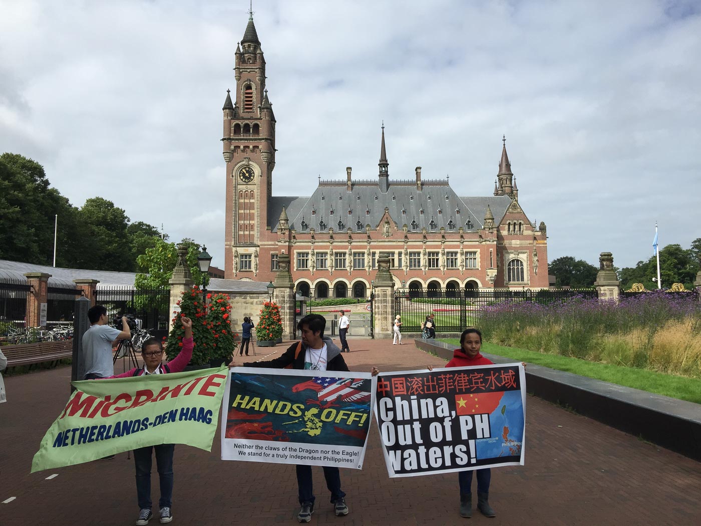 LEGAL BATTLEGROUND. Filipinos stage a protest outside the Permanent Court of Arbitration in The Hague, Netherlands on July 12, 2016, the day the tribunal released its ruling. Photo by Jed Alegado/Rappler 
