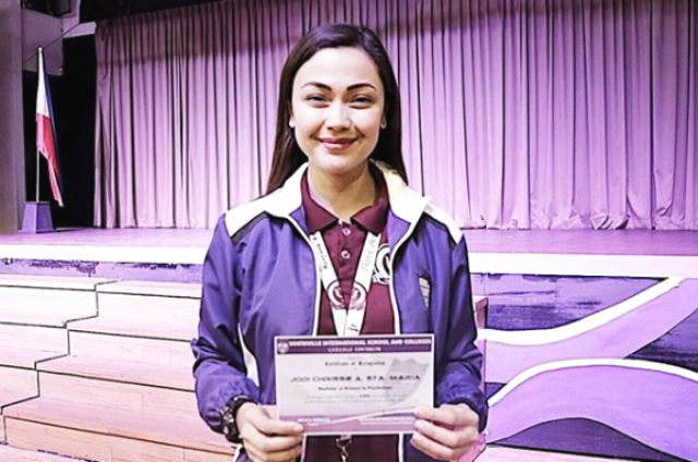 DEAN'S LIST. Jodi Sta Maria shows her dean's list certificate after personally accepting it at Southville International School. Jodi is a student in the school majoring in Psychology. Screengrab from Instagram/@jodistamaria 