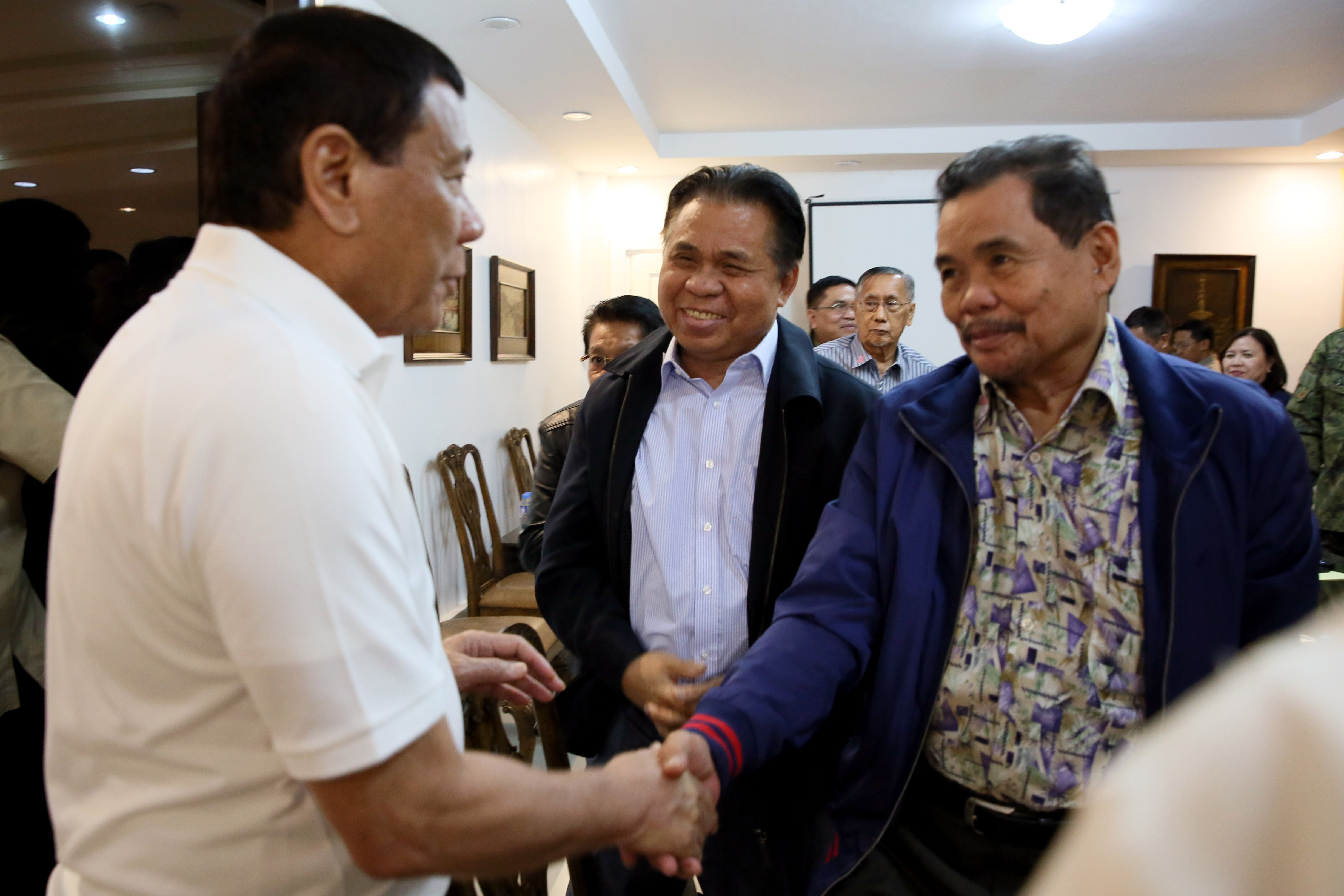 MINDANAO PEACE. President Rodrigo Duterte shakes hands with Moro Islamic Liberation Front (MILF) peace panel chairman Mohagher Iqbal. Malacañang file photo 