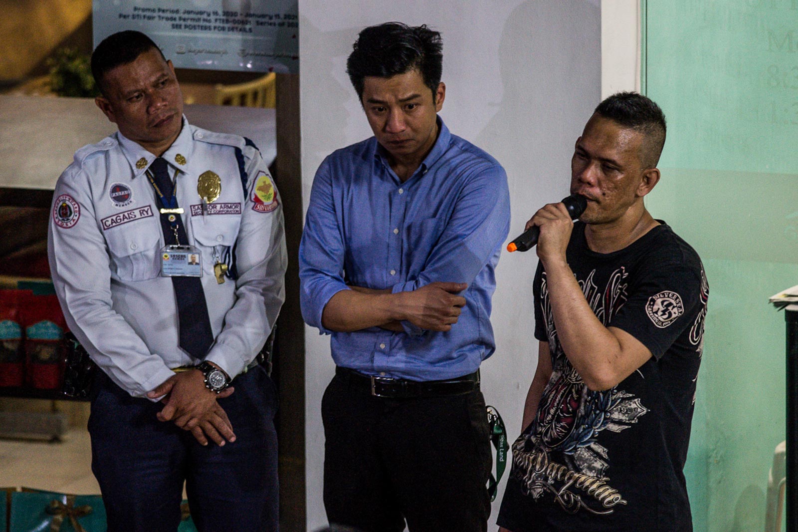 DEMANDS. Hostage taker Alchie Paray talks to media and onlookers after releasing his hostages at the V-Mall in San Juan on March 2, 2020. Photo by Lisa Marie David/Rappler 