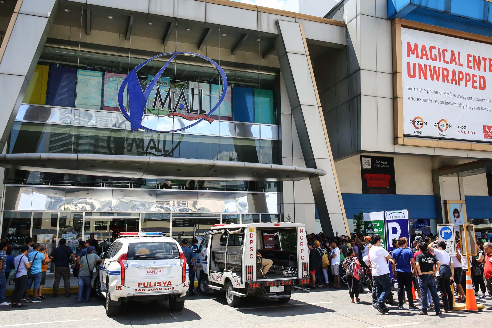 Dozens Held Hostage At Greenhills Mall Ex Guard Armed With Gun Grenades