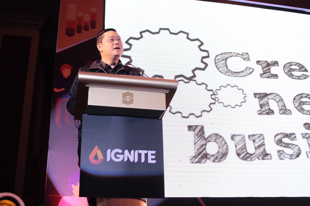 OPENING KEYNOTE. Donald Lim of the Dentsu Aegis Network Philippines takes the stage. 