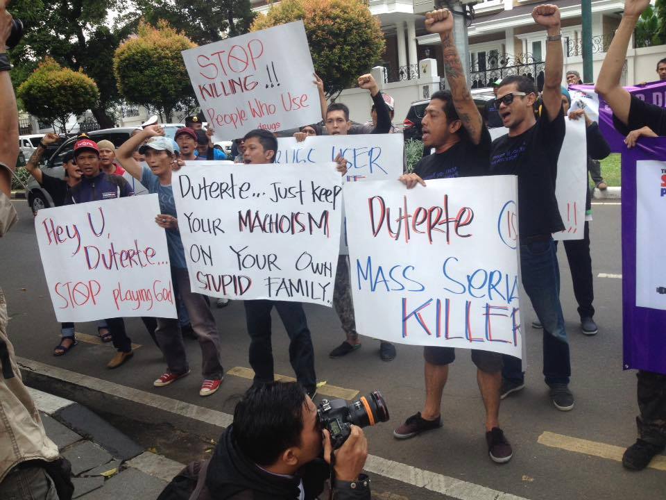 ANGRY PROTESTERS. Indonesians protest in front of the Philippine embassy in Jakarta, calling on President Duterte to stop the killings. Photo from PKNI  