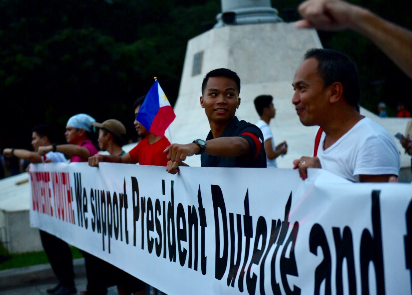 DUTERTE DEFENDERS. A small group of young people goes to Luneta, near the venue of the grand anti-Marcos rally on November 25, 2016. They remind protesters that President Rodrigo Duterte did not make secret during the campaign that he would allow a hero’s burial for Ferdinand Marcos. Photo by Alecs Ongcal/Rappler 