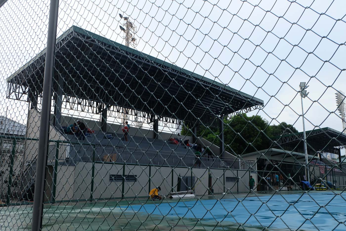 FINISHING TOUCHES. Construction workers are adding their final touches to the bleachers. Photo by Beatrice Go/Rappler 