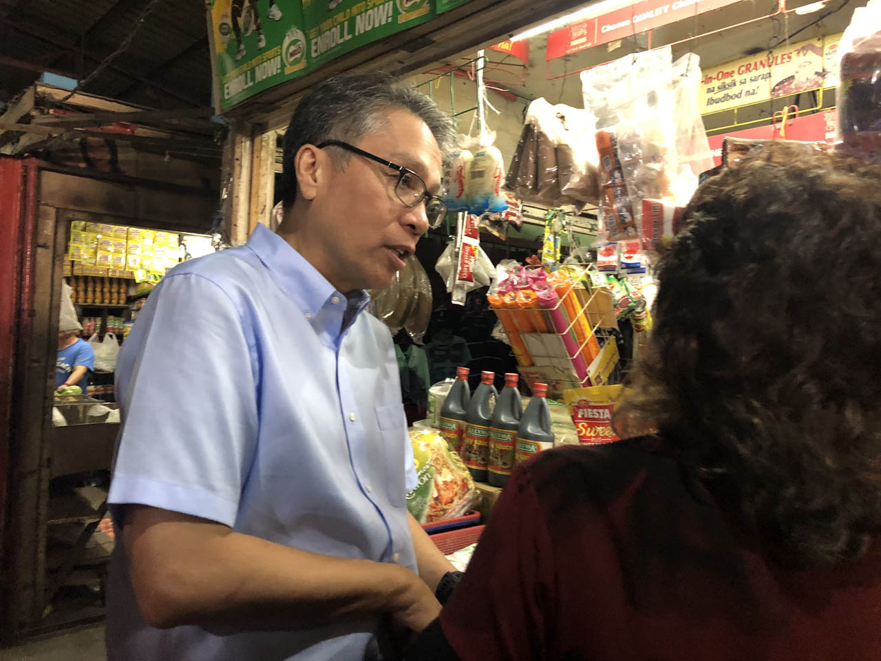 'MR PALENGKE.' Senatorial candidate Mar Roxas campaigns at the Mabalacat Public Market in Pampanga on February 27, 2019. Photo by Mara Cepeda/Rappler 