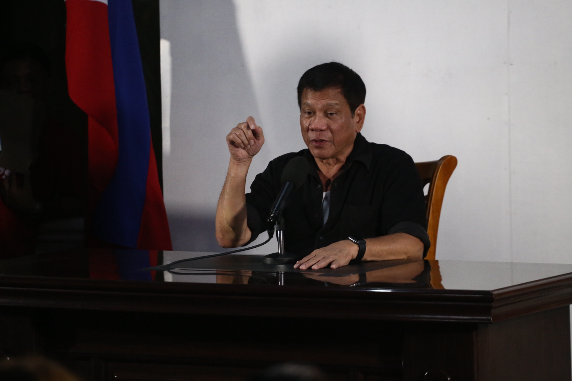 TALKING TRANSPO. Duterte holds a media briefing at the Presidential Guesthouse at DPWH Depot Compound, Panacan, Davao City. Photo by Manman Dejeto/Rappler 