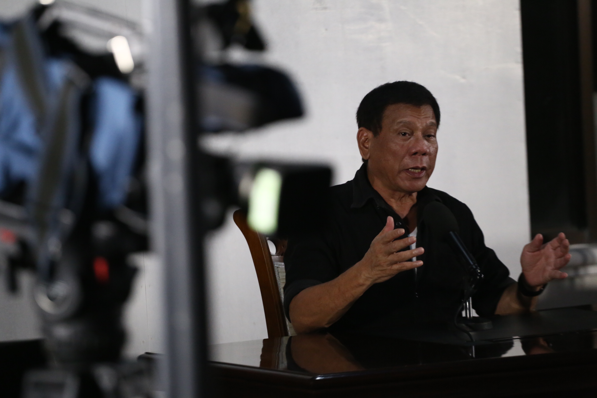EXAMPLE. Rodrigo Duterte cites Jun Pala, a former friend, in a press conference in Davao City as an example of journalists who deserved what happened to them. Photo by Manman Dejeto/Rappler  