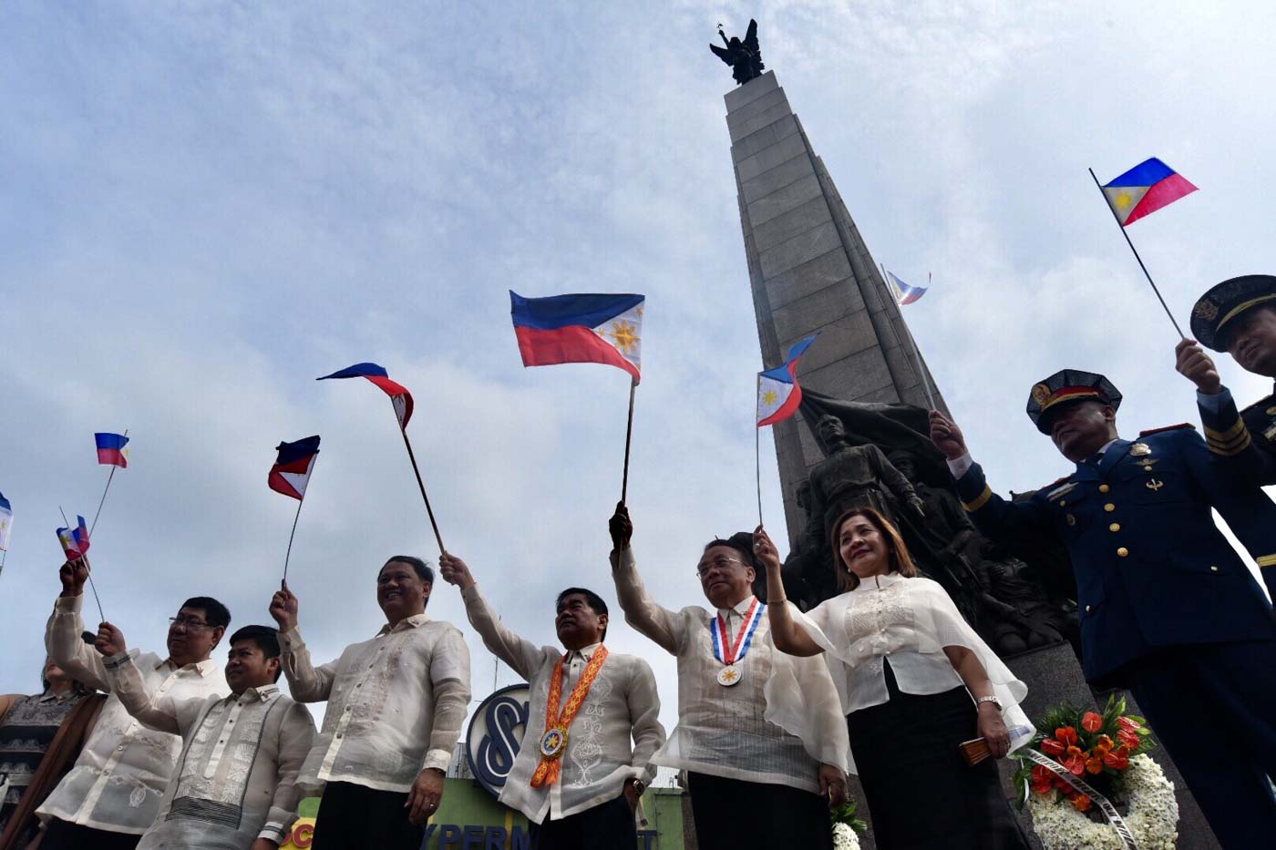 CALOOCAN CITY. Supreme Court Chief Justice Lucas Bersamin, right, led the flag raising ceremonies at the Bonifacio Monument in Caloocan City. With him are Caloocan City Mayor Oscar Malapitan and Vice Mayor Macario Asistio III and other local officials. June 12, 2019. Photo by Angie de Silva/Rappler