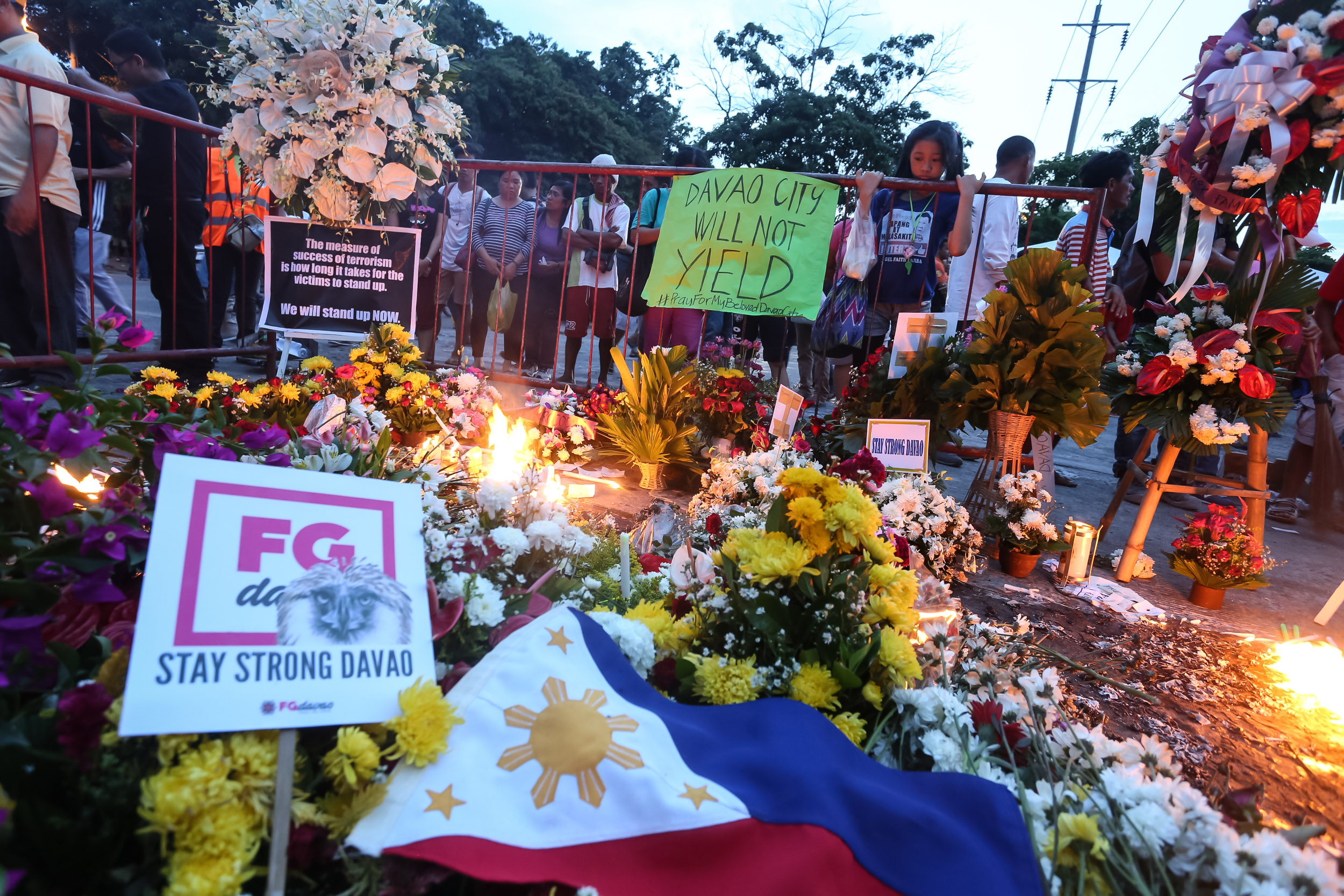 DAVAO BLAST MEMORIAL. Davao City residents hold a memorial for victims of the September 2 Davao City blast. Photo by Manman Dejeto/Rappler 