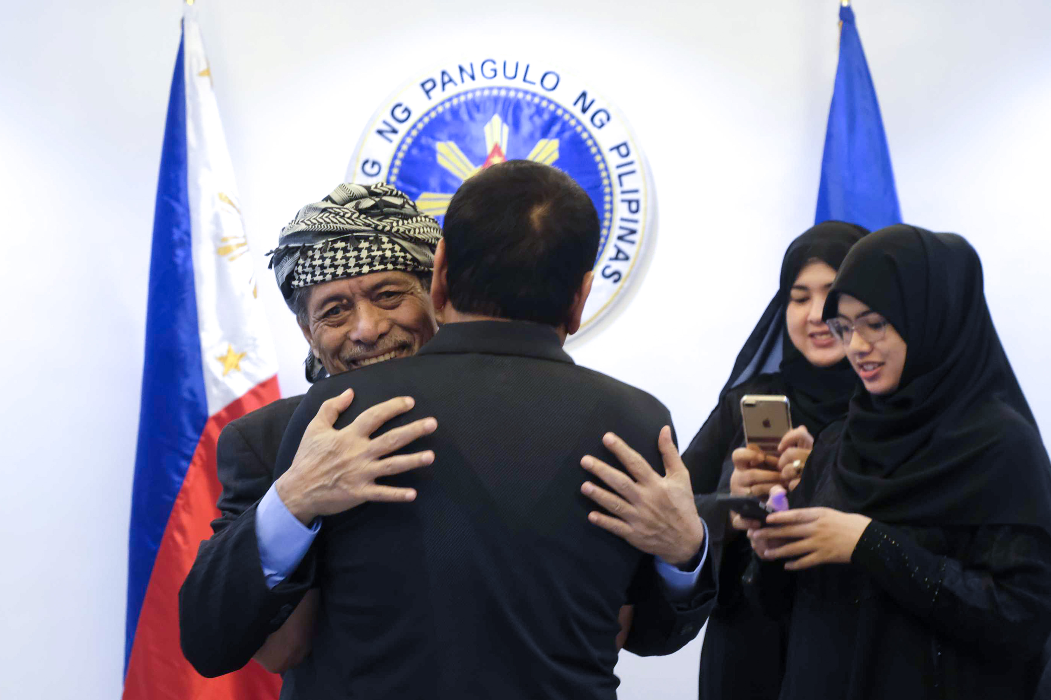 MEETING WITH MISUARI. President Duterte hugs MNLF chairman Nur Misuari during their meeting at the Presidential Guest House in Panacan, Davao City. Malacañang photo 