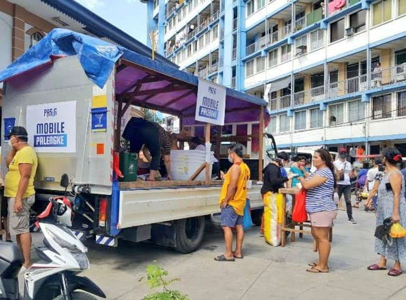 ROVING STORES. The Pasig City government launches a "Mobile Palengke" effort to cut the need for people to leave their homes during the coronavirus lockdown. Photo from Pasig Mayor Vico Sotto's Twitter page 