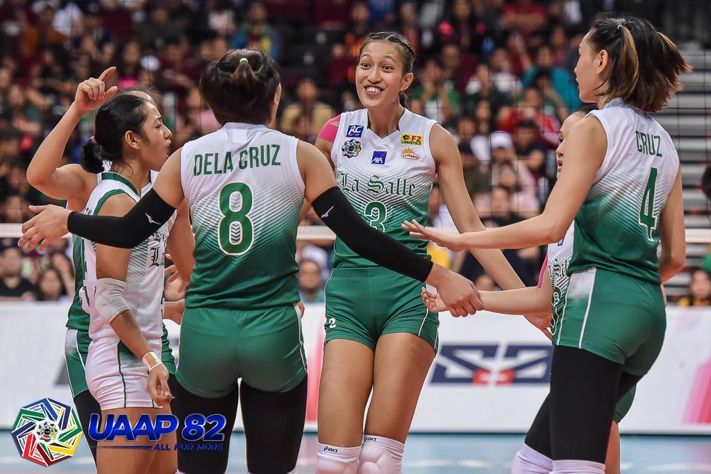 BIG DEBUT. Thea Gagate (center) makes a splash in her first La Salle game. Photo release 