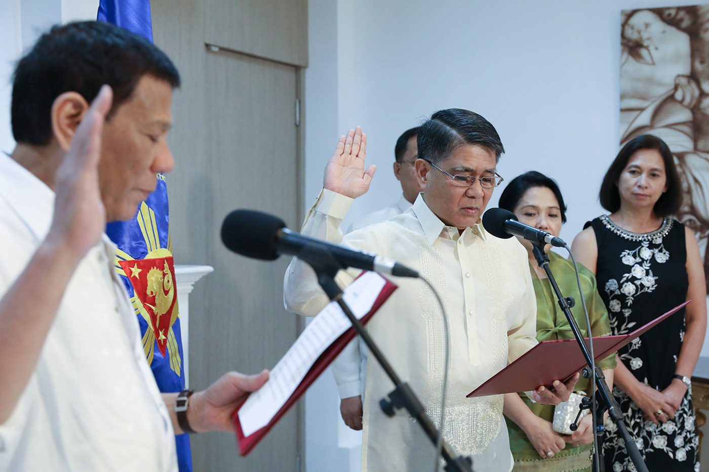 FOCUS ON CUSTOMS. President Rodrigo Duterte administers the oath of office of Bureau of Customs Commissioner Rey Guerrero. Malacañang photo 