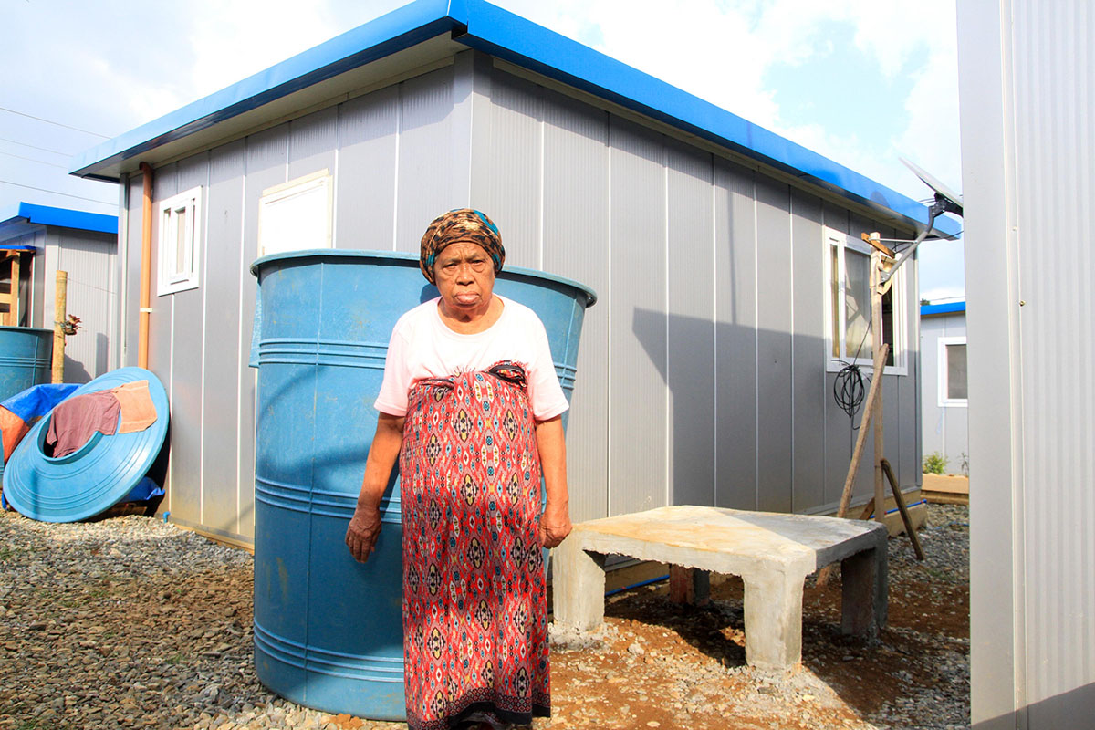 SHELTER. Government gives rain barrels to Marawi families in temporary shelters to help ease water problems. Photo by Bobby Lagsa/Rappler 
