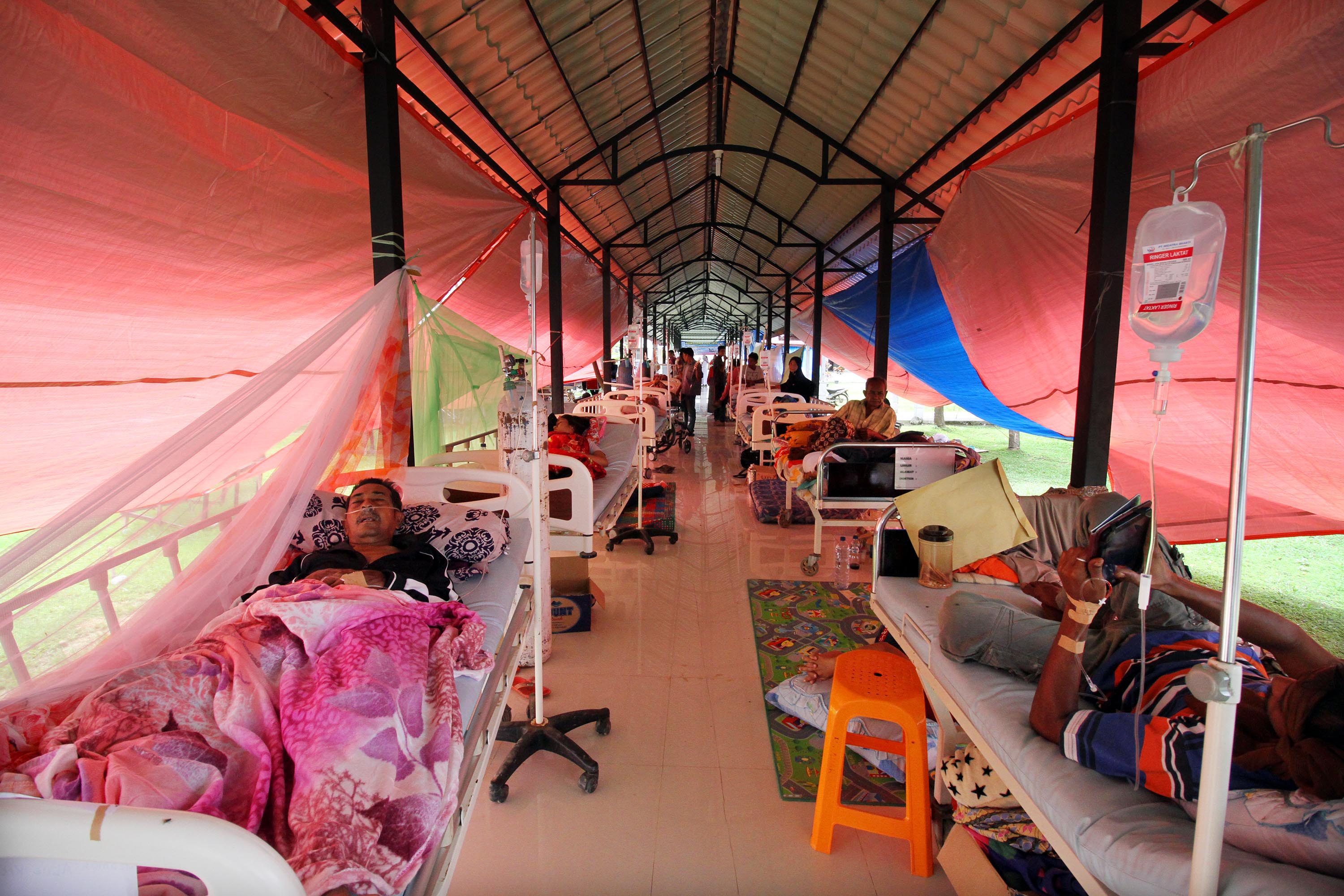 Pasien korban gempa menjalani perawatan medis di lorong Rumah Sakit Umum Daerah (RSUD) Pidie Jaya, Provinsi Aceh, pada 14 Desember 2016. Foto oleh Rahmad/Antara
 