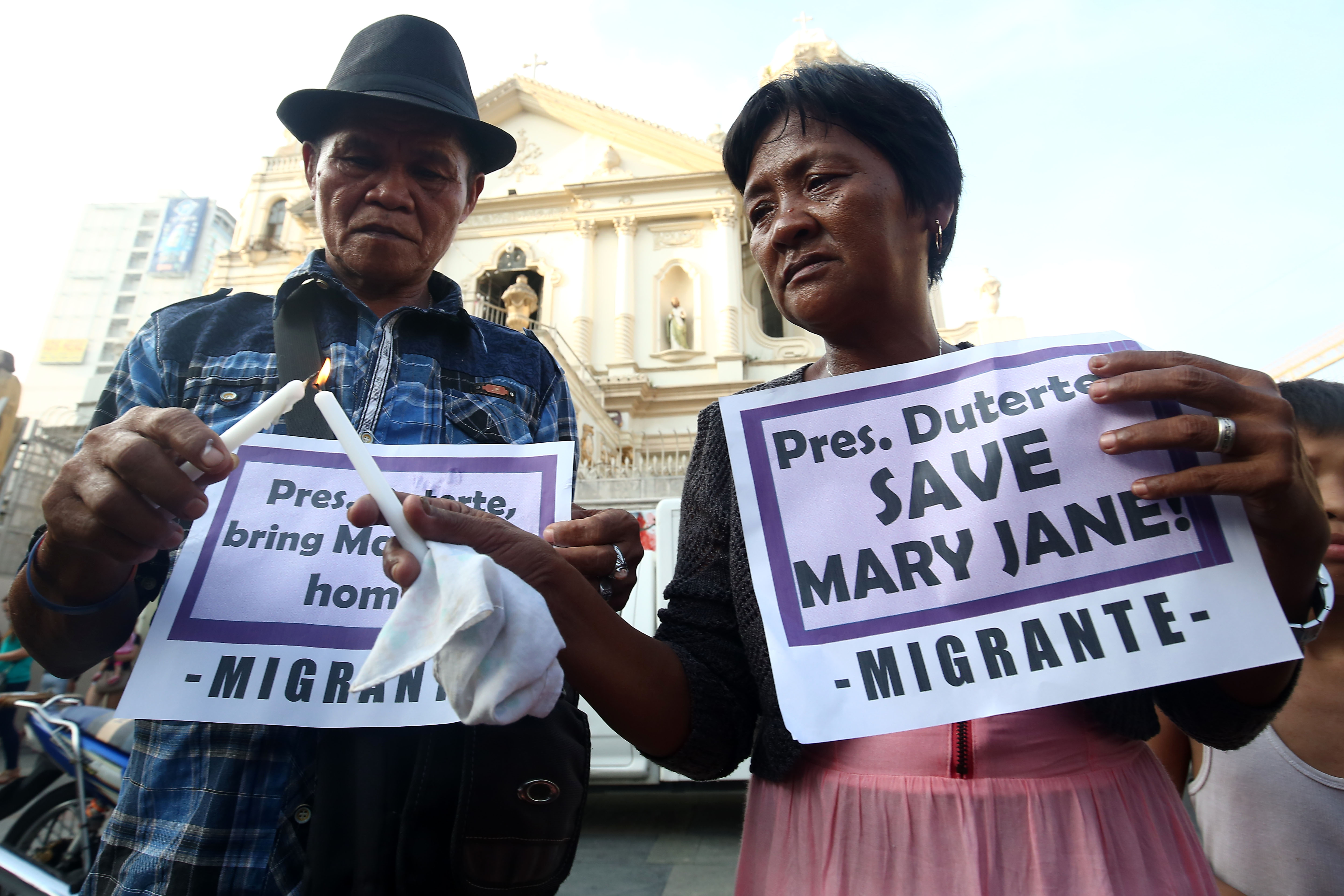 SAVE MARY JANE. Parents of OFW Mary Jane Veloso, Cesar and Celia, weep as they appeal to President Rodrigo Duterte to help their daughter who is facing death sentence in Indonesia for illegal drug trade, during a candle lighting rally at the Plaza Miranda in Quiapo, Manila on Thursday, September 8, 2016. Photo by Ben Nabong/ Rappler 