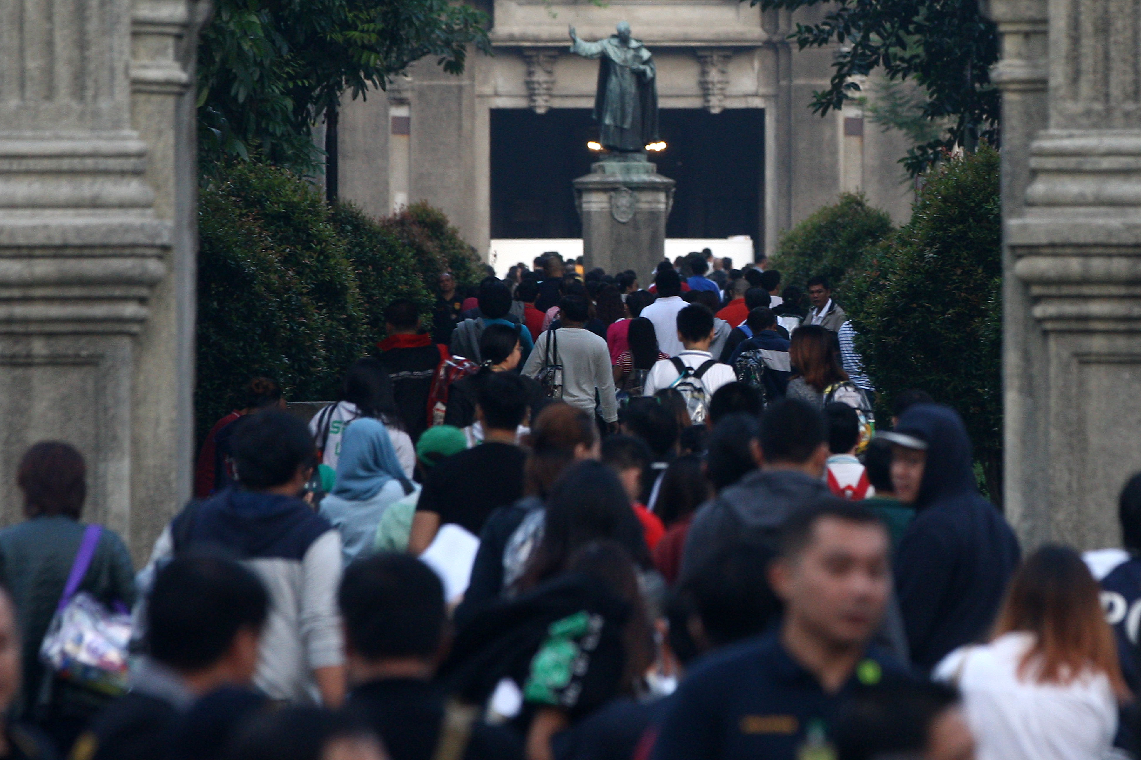 BAR EXAMS. Thousands of Bar examinees troop to UST on the first day of exams. File photo by Ben Nabong/Rappler 