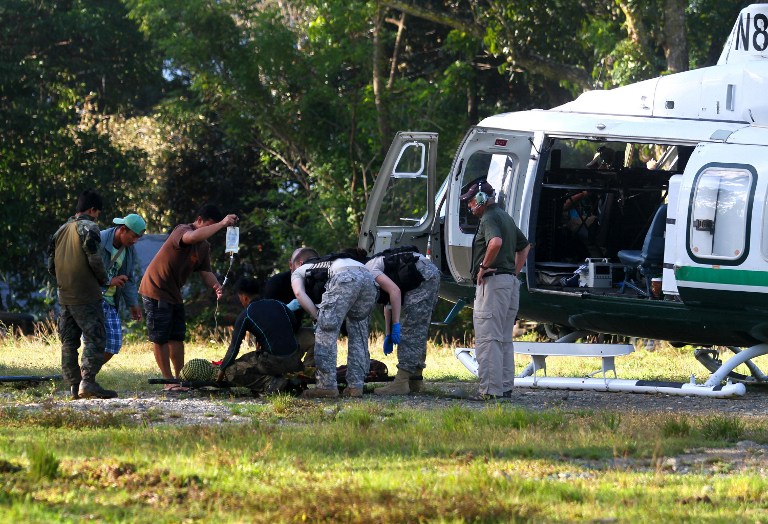 US ASSISTANCE: An injured police commando (on stretcher) waits to be loaded onto a waiting US military helicopter. All photos by Mark Navales/AFP 