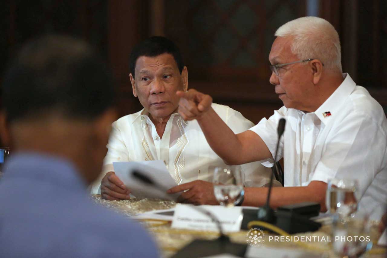 NFA COUNCIL SHAKE-UP. President Rodrigo Duterte sits beside Cabinet Secretary Leoncio Evasco Jr during a NFA Council meeting in Malacañang. Malacañang photo  