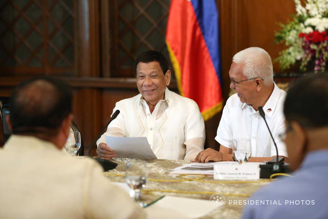 TALKING RICE. President Rodrigo Duterte shares a light moment with National Food Authority (NFA) Council Chairman and Cabinet Secretary Leoncio Evasco Jr on the sidelines of an NFA Council meeting. Malacañang photo 