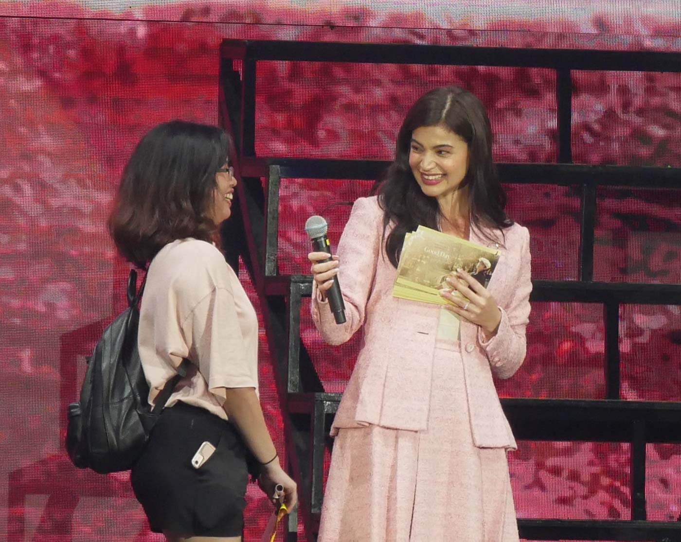 Actress Anne Curtis-Smith does a great job being a host and fan. Photo by Nikko Dizon/Rappler 