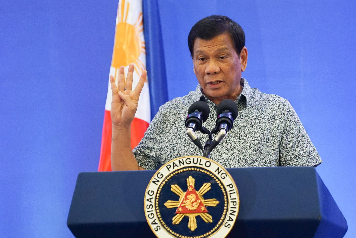 TRUST RATING. Trust in President Rodrigo Duterte increases among the rich but erodes among the poor, according to the March 2017 SWS survey. Malacañang file photo 