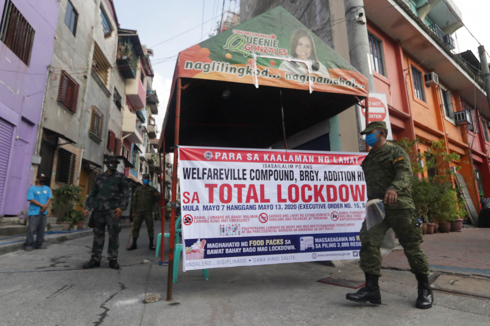 NEW MEASURES. Policemen enforce a 'total lockdown' in a Mandaluyong village with coronavirus cases. Photo by KD Madrilejos/Rappler 