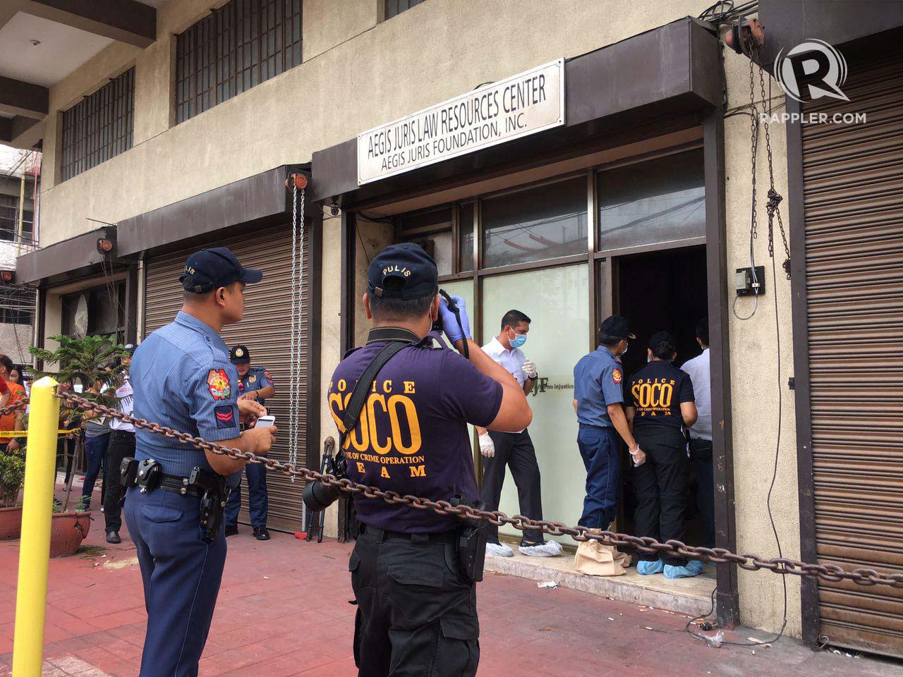 FRAT LIBRARY. Members of the Manila Police enter office of the Aegis Juris. Photo by Eloisa  Lopez/Rappler 