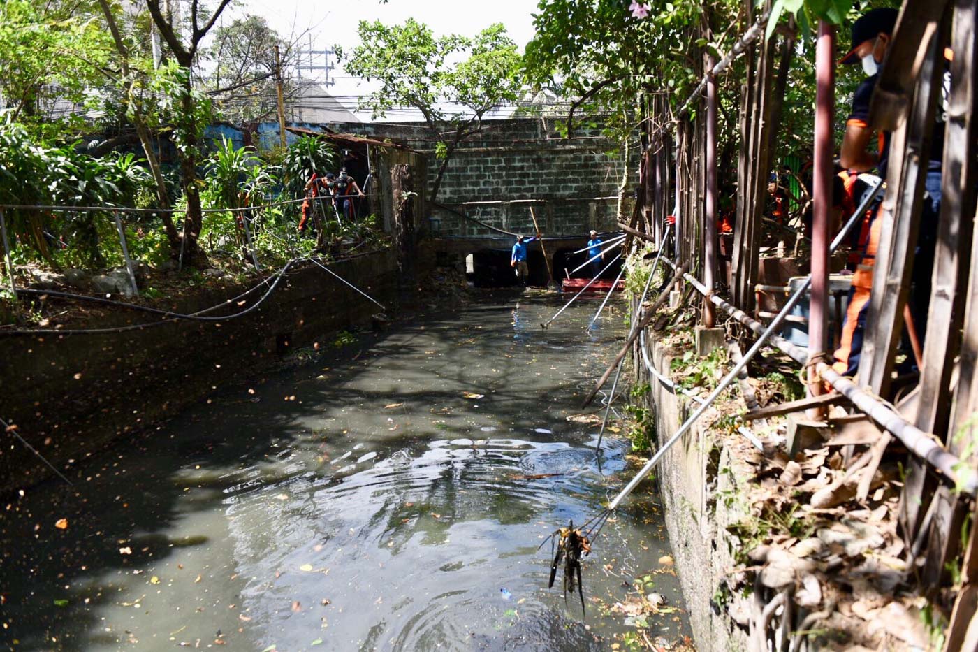 WATERWAYS. Volunteers clean Estero Fort San Antonio de Abad near the Manila Zoo. Photo by LeAnne Jazul/Rappler