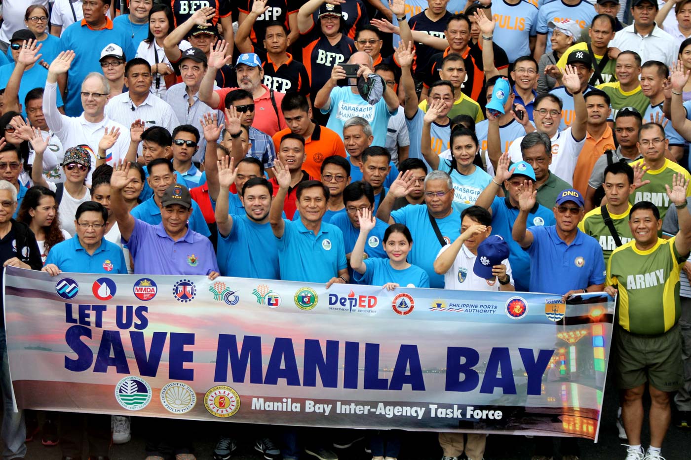 UNITY. Cabinet officials lead the solidarity walk for Manila Bay. Photo by Inoue Jaena/Rappler  