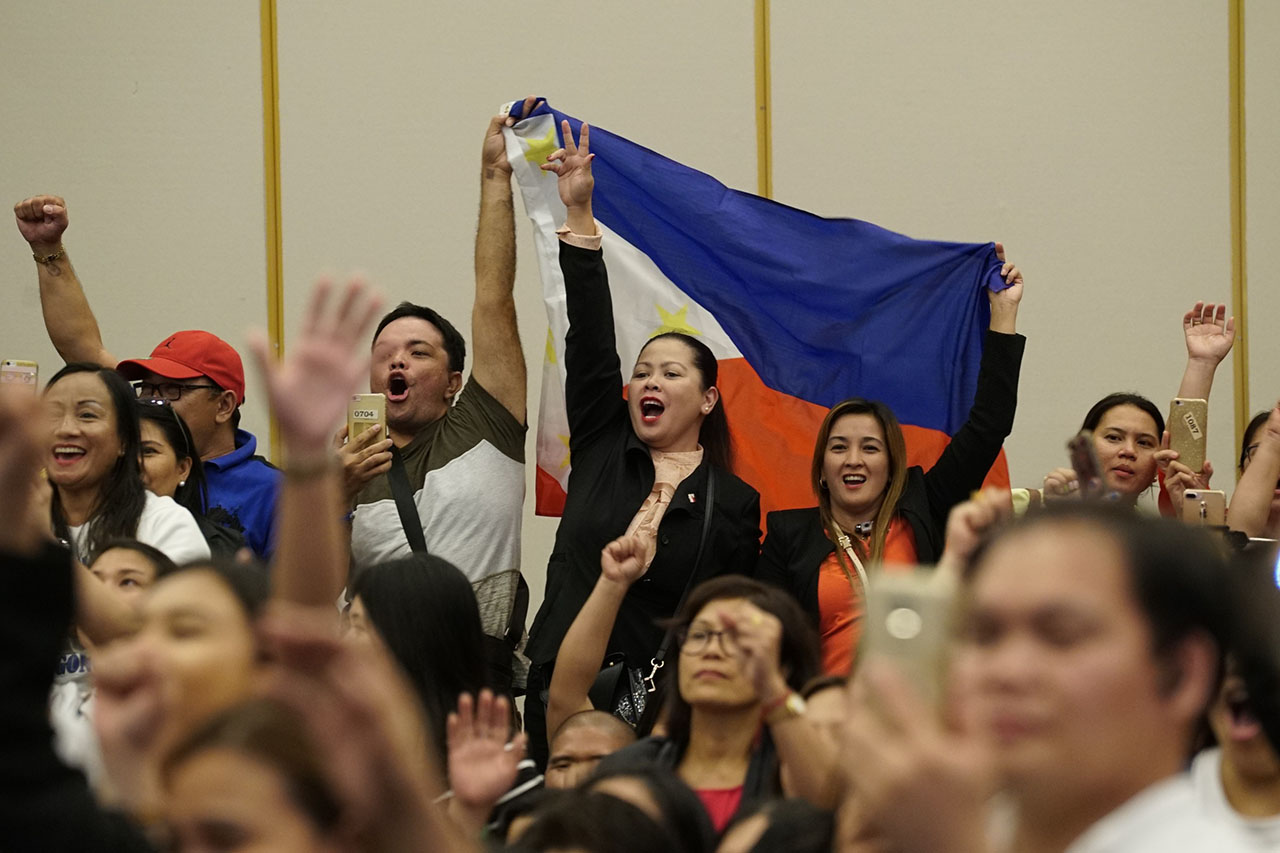 WARM WELCOME. Filipinos based in Israel greet President Rodrigo Duterte with loud cheers upon his arrival at the Ramada Hotel in Jerusalem. Malacañang photo
