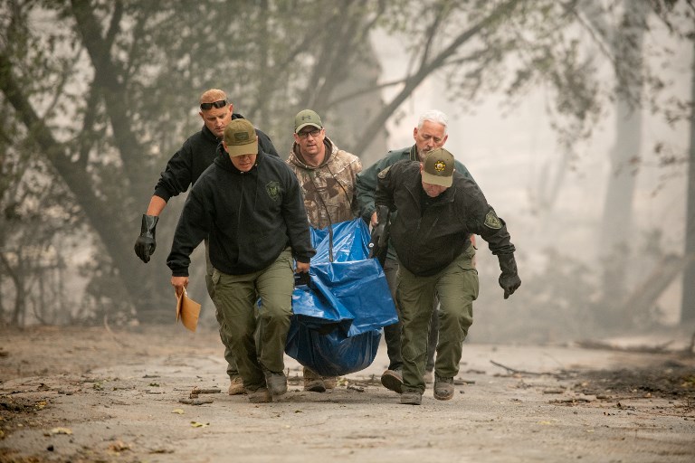 CASUALTY. Yuba County Sheriff officers carry a body away from a burned residence in Paradise, California, on November 10, 2018. Photo by Josh Edelson/AFP 