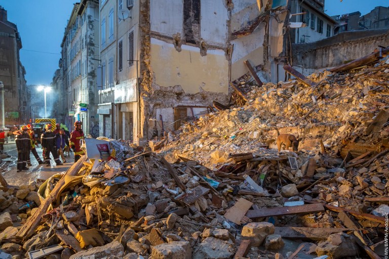 BUILDING COLLAPSE. This handout photo released by BMPM/SM shows firemEn and a dog searching at the site where two buildings collapsed, on November 5, 2018 in Marseille, southern France. AFP PHOTO / BMPM/SM / Loic AEDO 