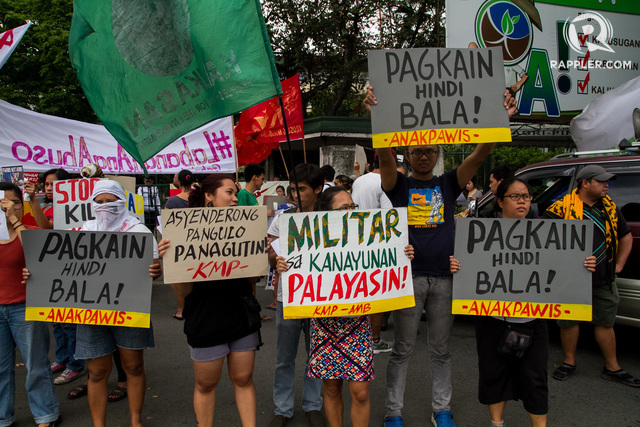 CONDEMNATION. Activists stage a rally in front of the Department of Agriculture building in Quezon City to protest the violent dispersal of farmers in Kidapawan City. Photo by Mark Saludes/Rappler  