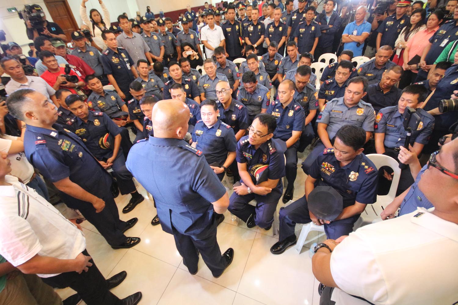 HIGH VALUE TARGETS NEXT? PNP chief Ronald dela Rosa talks to police accused of having ties to the illegal drug trade. File photo by Joel Liporada/Rappler 