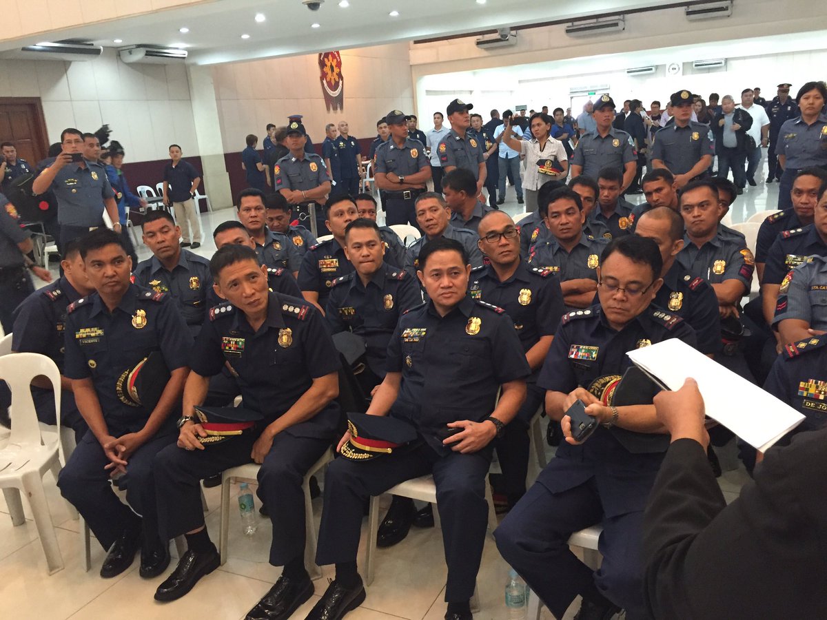 LINKED TO DRUGS? Cops listen to PNP chief Director General Ronald dela Rosa in Camp Crame on August 8, 2016. Photo by Bea Cupin/Rappler 