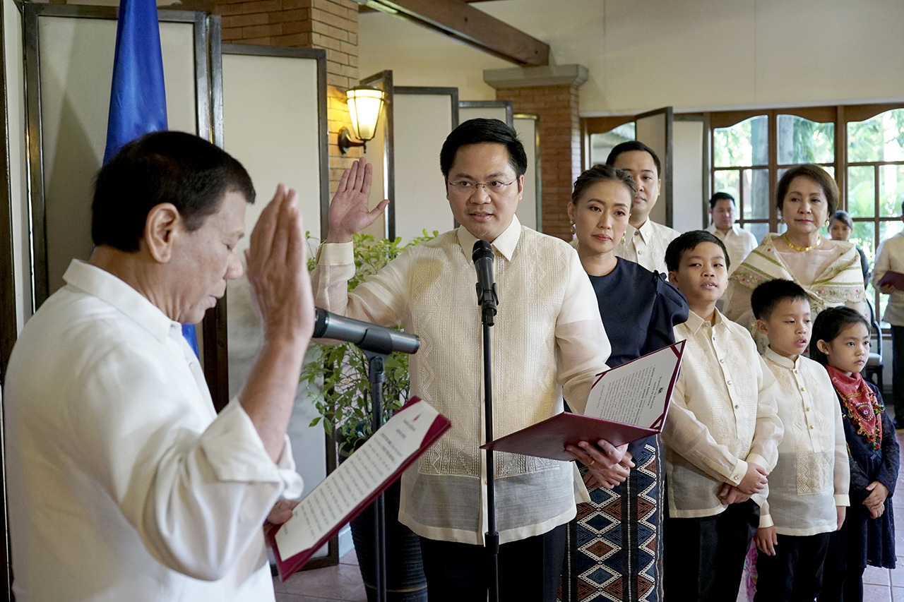 NEW CABSEC. President Rodrigo Duterte administers the oath of newly-appointed Cabinet Secretary Karlo Nograles. Malacañang photo 