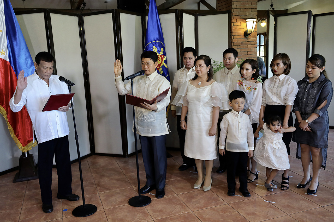 NO LONGER OIC. President Rodrigo Duterte administers the oath of newly-appointed Interior Secretary Eduardo Año during a ceremony at the Malago Clubhouse in Malacañang Park. Malacañang photo 