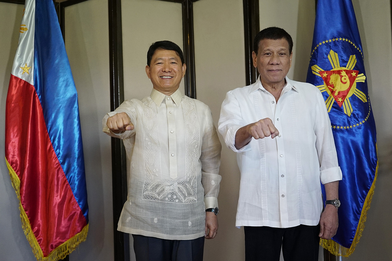 ONE MORE. President Rodrigo Duterte strikes his signature pose with Interior and Local Government Secretary Eduardo Año following the oath-taking ceremony at the Malago Clubhouse. Malacañang photo  