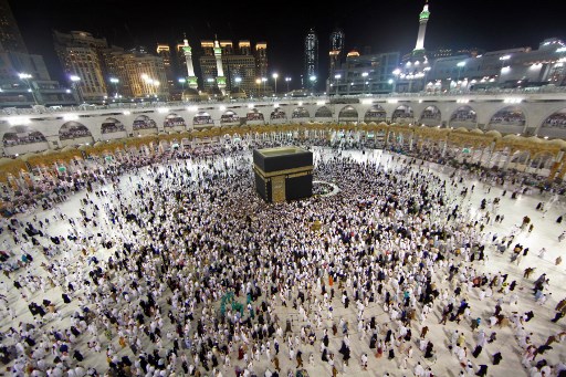 SUSPENDED. In this file photo, Muslim worshippers gather at the Grand Mosque in Islam's holiest city of Mecca on June 14, 2018 as Muslims perform the Umrah or lesser pilgrimages during the last week of the month of Ramadan, when believers abstain from food and water during daylight hours. File photo by Bandar Aldandani/AFP 