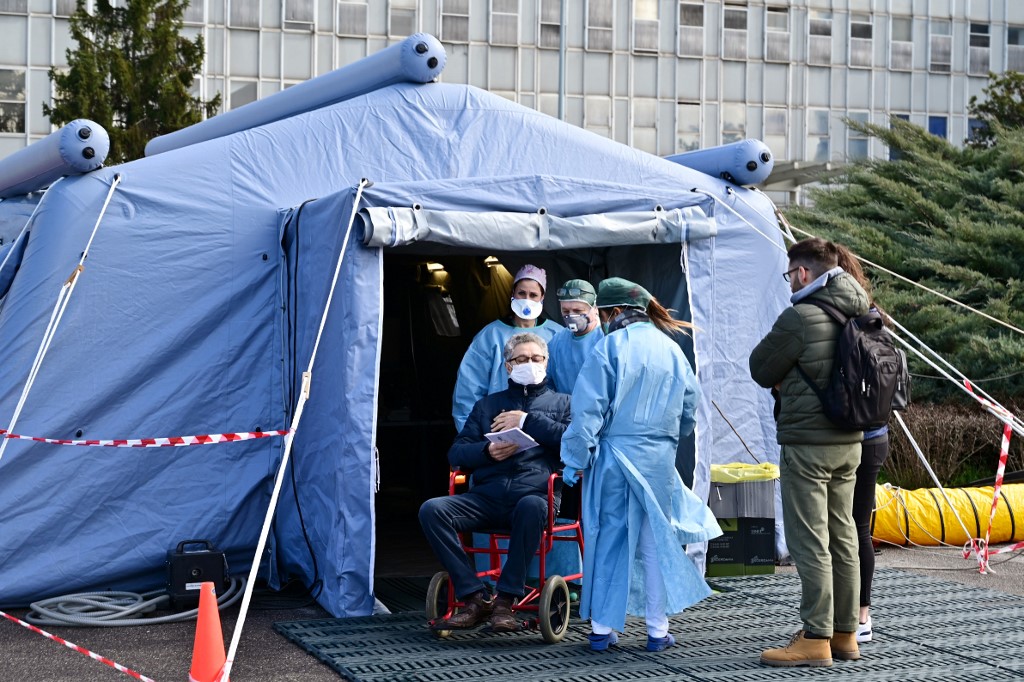 FIELD HOSPITAL. A man receives assistance in the a pre-triage medical tent in front of the Cremona hospital, in Cremona, northern Italy, on March 4, 2020. Photo by Miguel Medina/AFP 