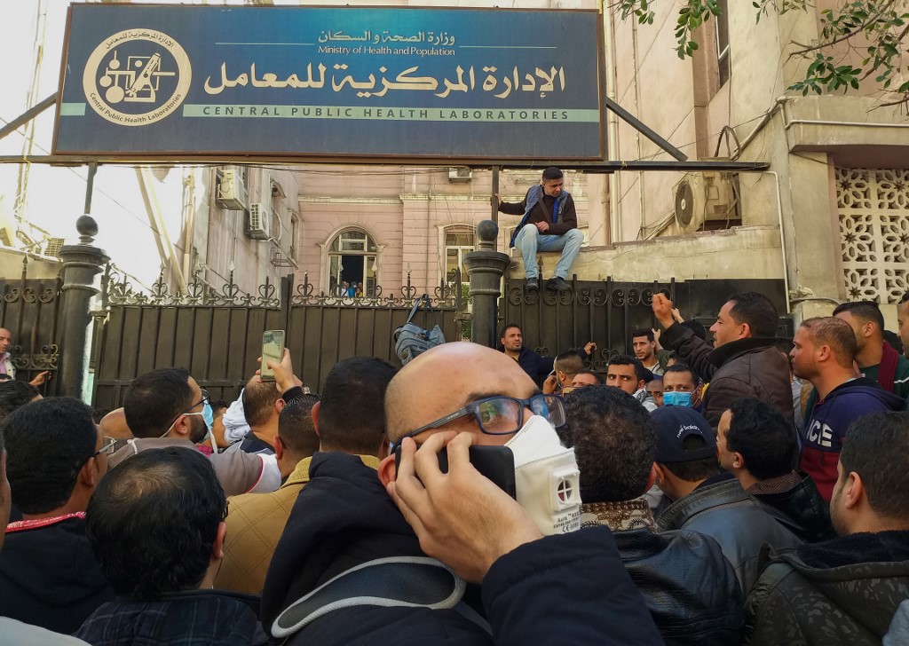 CROWDED. Egyptians bound for GCC countries gather in front of the Central Public Health Laboratories in downtown Cairo as they wait to get tested for coronavirus on March 8, 2020. Photo by Khaled Desouki/AFP 