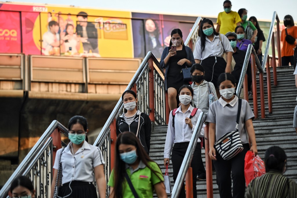 SCENE IN THAILAND. Pedestrians at an elevated walkway in Bangkok wear face masks on March 4, 2020. Photo by Lillian Suwanrumpha/AFP 