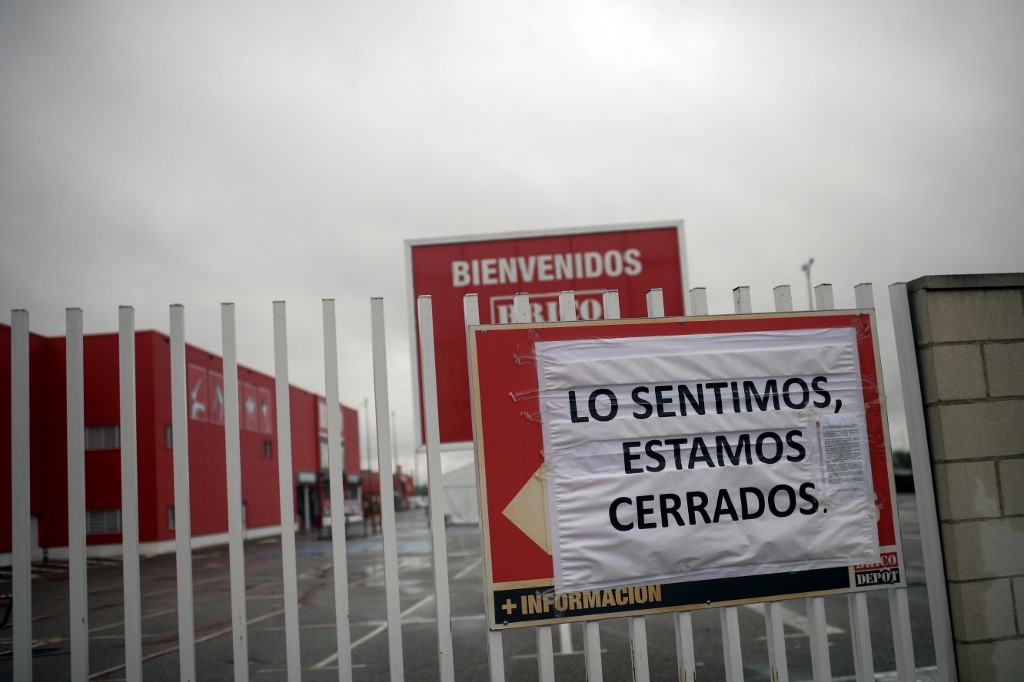 CLOSED. A banner reads 'Sorry we are closed' at the entrance of a hardware store in Madrid, Spain, on March 31, 2020. Photo by Oscar del Pozo/AFP 