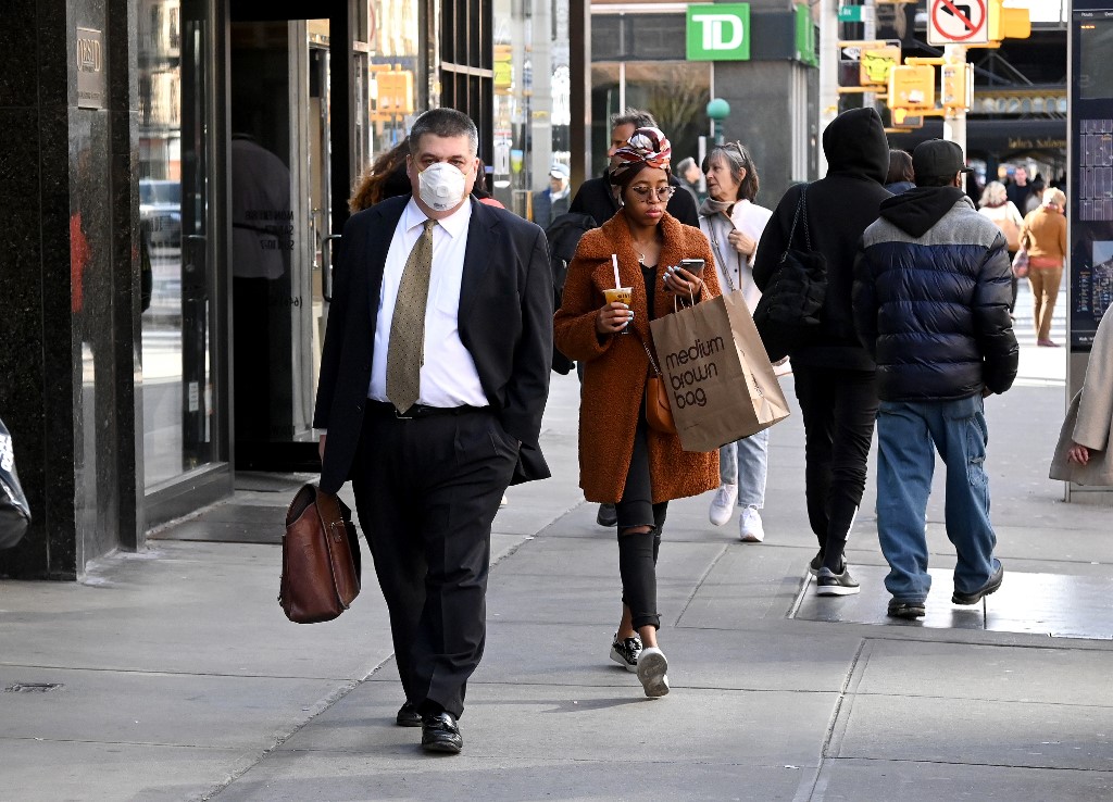OUTBREAK. A person wearing a mask is seen in New York City on March 14, 2020, as the coronavirus continues to spread across the United States. Photo by Jamie McCarthy/Getty Images/AFP 