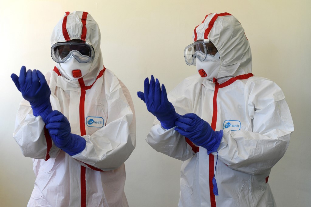 FIRST CASE. Kenyan health workers wear protective suits during a demonstration for preparations for any potential cases of the new coronavirus dubbed COVID-19, at the Mbgathi District hospital in Nairobi on March 6, 2020. File photo by Simon Maina/AFP 