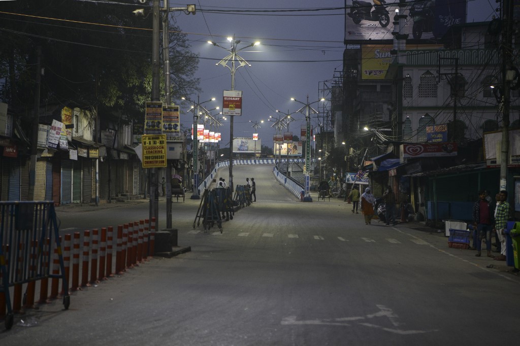 DESERTED. People make their way on a deserted street during a government-imposed lockdown as a preventive measure against the spread of the COVID-19 coronavirus, in Siliguri on March 24, 2020. Photo by Diptendu Dutta/AFP 
