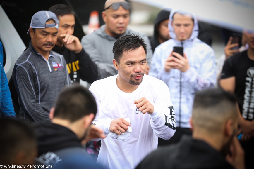 NICE GUY. Manny Pacquiao doesn’t mind even if a crowd of a 100 people gather during his regular morning workouts. Photo by Wendell Alinea/MP Promotions 