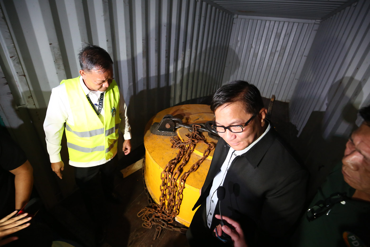SHARED SUCCESS. Bureau of Customs commissioner Isidro Lapeña and PDEA Director General Aaron Aquino extract the alleged shabu worth P3.4 billion inside steel cases during a press conference at the Manila International Container Port (MICP) in Port Area, Manila on August 7, 2018. Photo by Ben Nabong/Rappler 